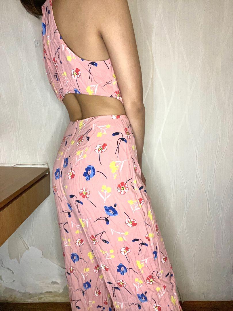 Zara Pink Floral Jumpsuit (Category: Jumpsuits) located in Quezon City. Submitted by emanuellemarie (Listing ID 1072750325, Image 3). Description: Zara Pink Floral Jumpsuit - perfect for summer - has an opening at the back - used once for a summer themed birthday - message me for more info.