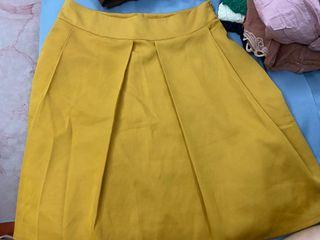 鵝黃色短裙