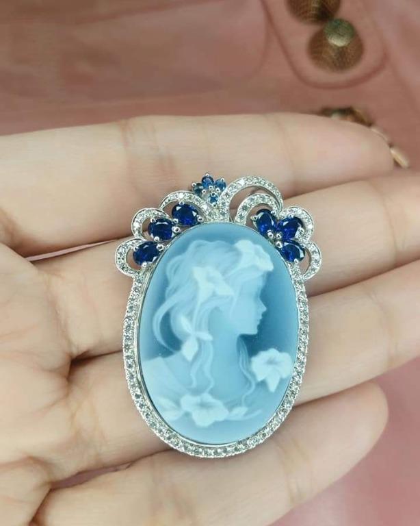 Cameo pendant with diamond hot sale