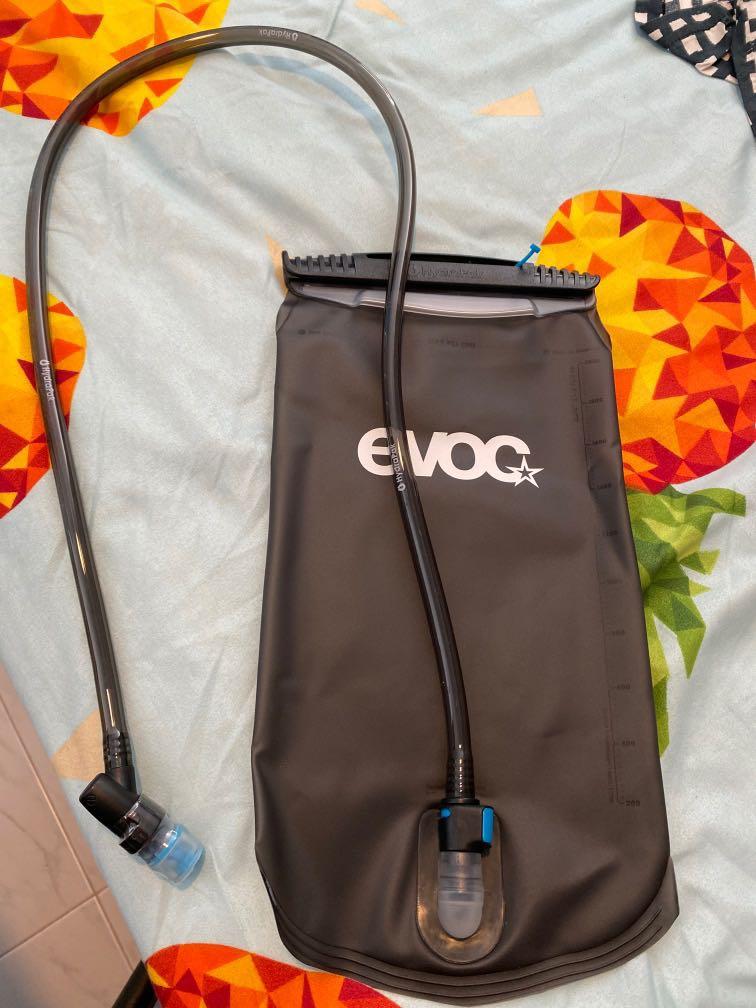 Evoc hydration bladder online insulated