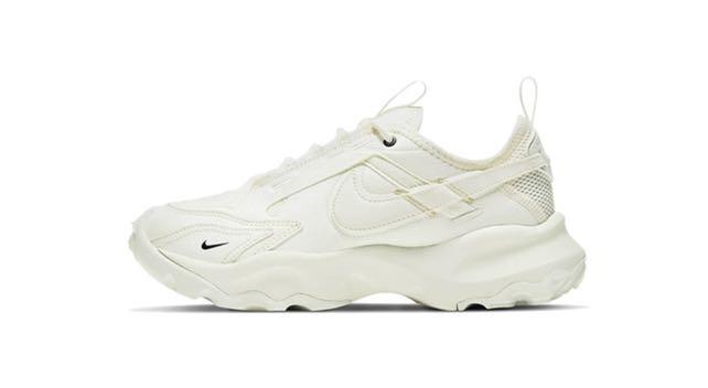 nike white tc 7900 sneakers