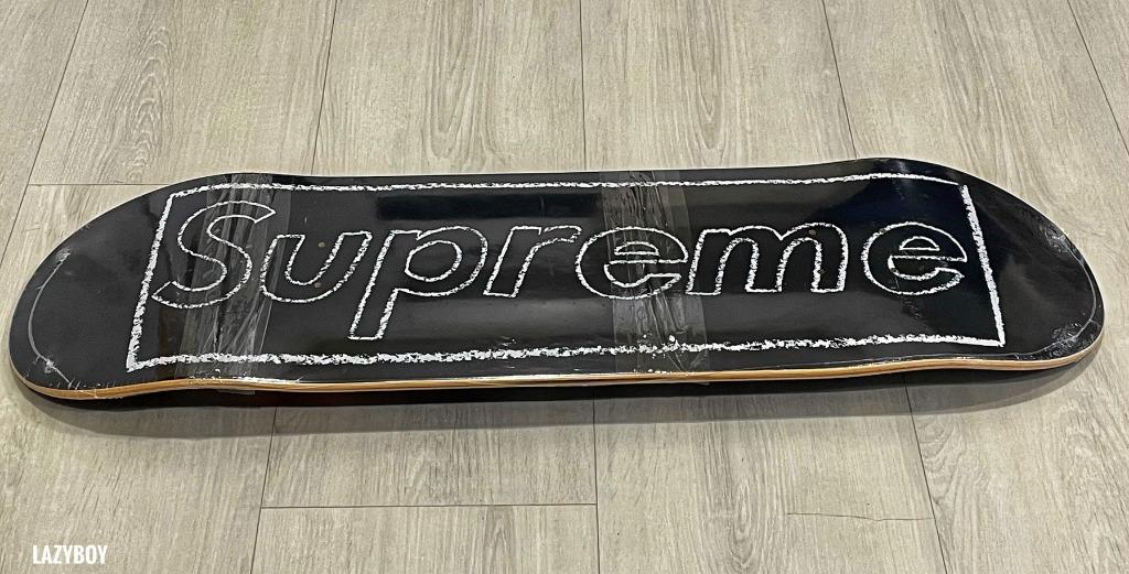 Supreme KAWS Chalk Logo Skateboard Deck Black 滑板黑色, 體育器材