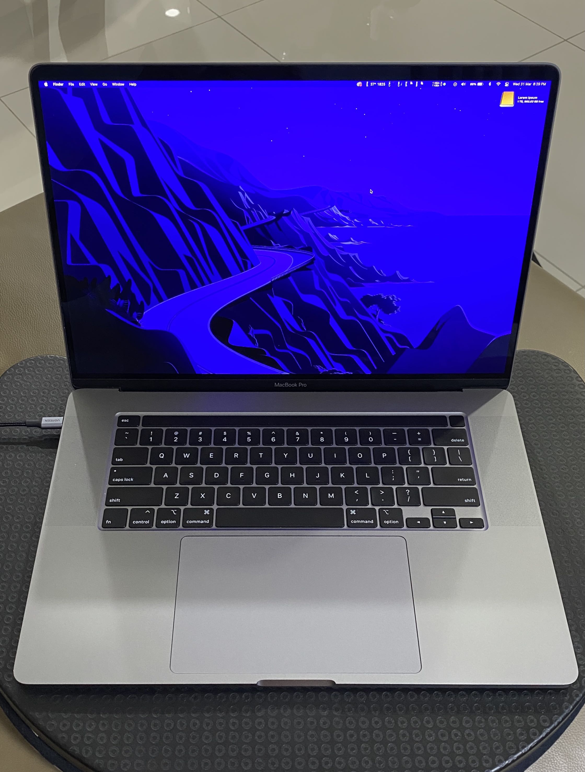 ほぼ新品）16インチMacBook Pro シルバー(2019)
