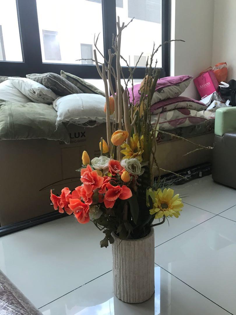 Pasu bunga hiasan bunga raya berwarna coklat, Furniture & Home Living, Home  Decor, Artificial Plants & Flowers on Carousell