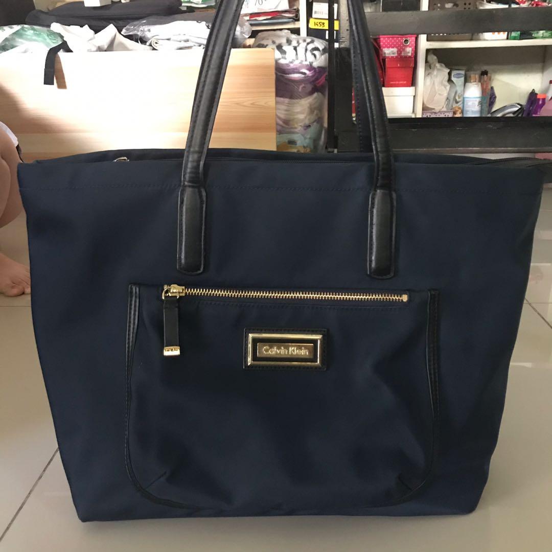 Calvin Klein Large Nylon Tote Bag in Navy Blue, Women's Fashion, Bags ...