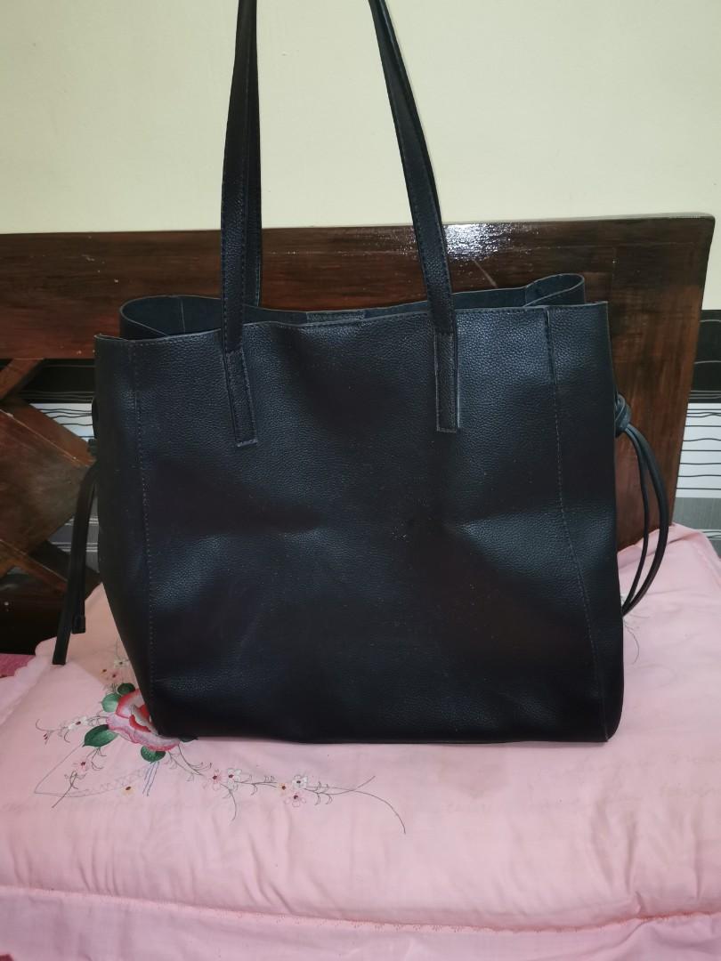 Mango black leather bag (Category: Luxury Bags & Wallets) located in Mangatarem. Submitted by lccarousel (Listing ID 1078613582, Image 1). Description: Decluttering Mango bag Leather.