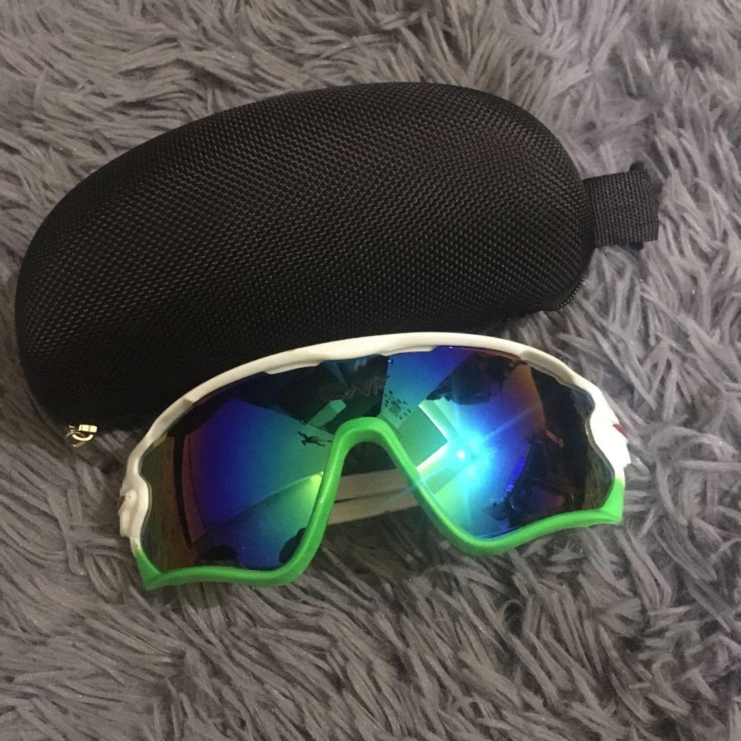 Cycling bike sunglasses (Category: Bicycles) located in Cavite. Submitted by PikaHi (Listing ID 1073072014, Image 2). Description: Never been used With case and cleaner. RFS : wrong color and nabigay ni seller, bought it sa lazada. Original price 400.