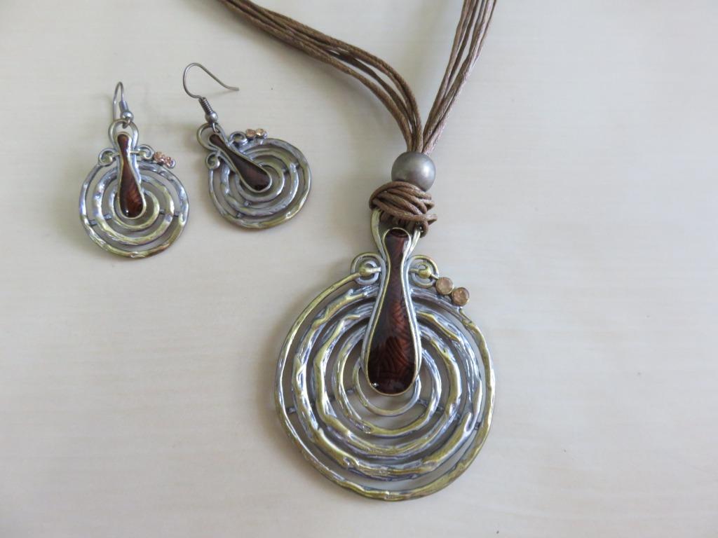 Exquisite Necklace Set with matching earrings