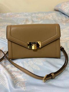 Michael kors/MK奶茶杏斜背包