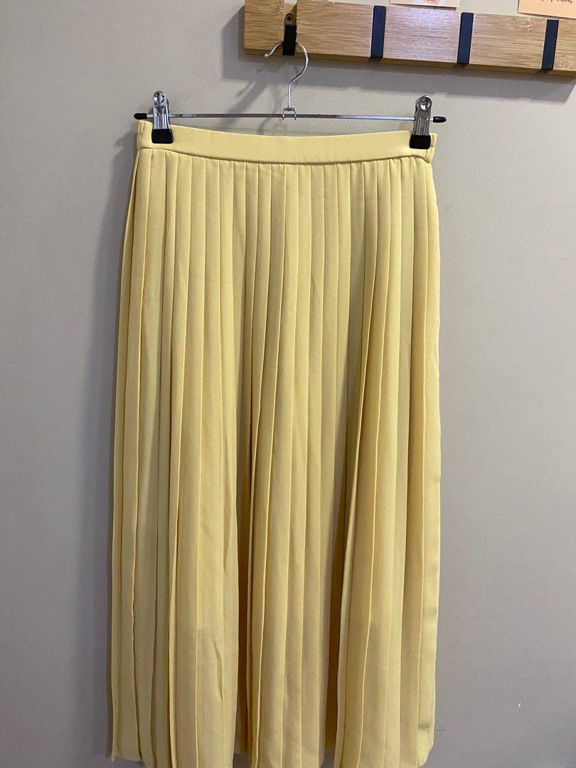 Pale yellow top pleated skirt