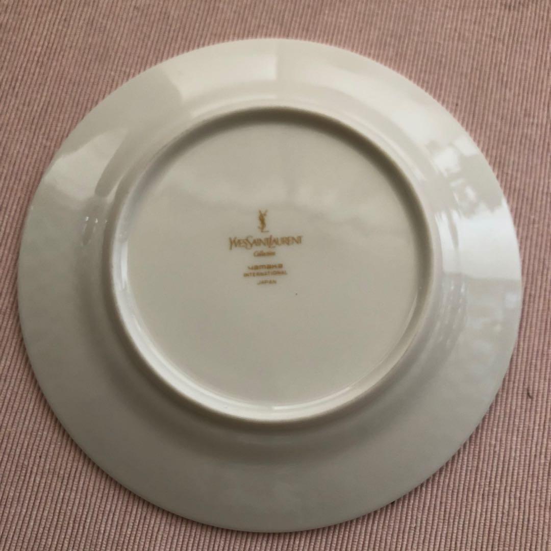 YSL Cake Plate Japan (Category: Coffee & Tea Tableware) located in Cainta. Submitted by em528.maison (Listing ID 1072993126, Image 3). Description: YSL Cake Plate Japan D”6 🎁Onhand.NEW 1 pc available .