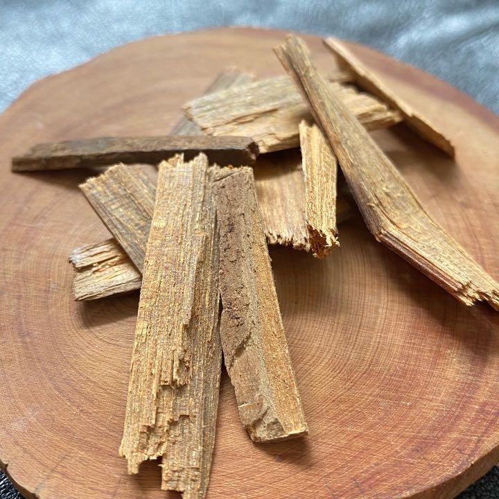 上等 印尼加里曼丹沉香木枝 冬天季節薰一下沉香木枝燃燒至出油味道香氣清新大自然感覺 加里曼丹出產於印尼 上等 印尼加里曼丹沉香木枝 冬天季節薰一下沉香木枝燃燒至出油味道香氣清新大自然感覺 加里曼丹出產於印尼