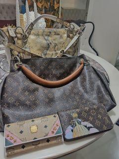 Louis Vuitton Artsy preloved handbag
