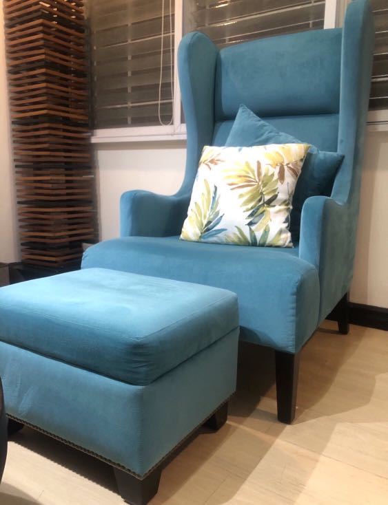 Accent chair with discount footrest