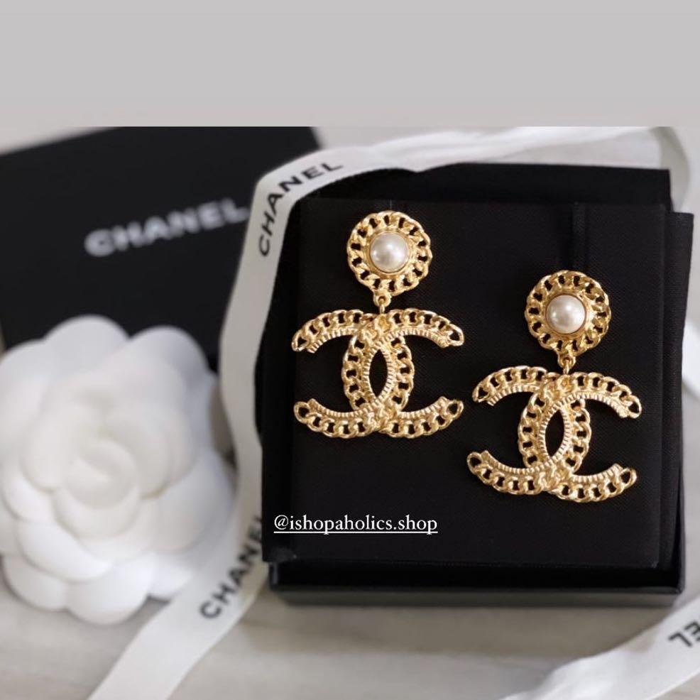 🦄RARE!! BNIB 21P CHANEL Earrings Gold, Luxury, Accessories on Carousell