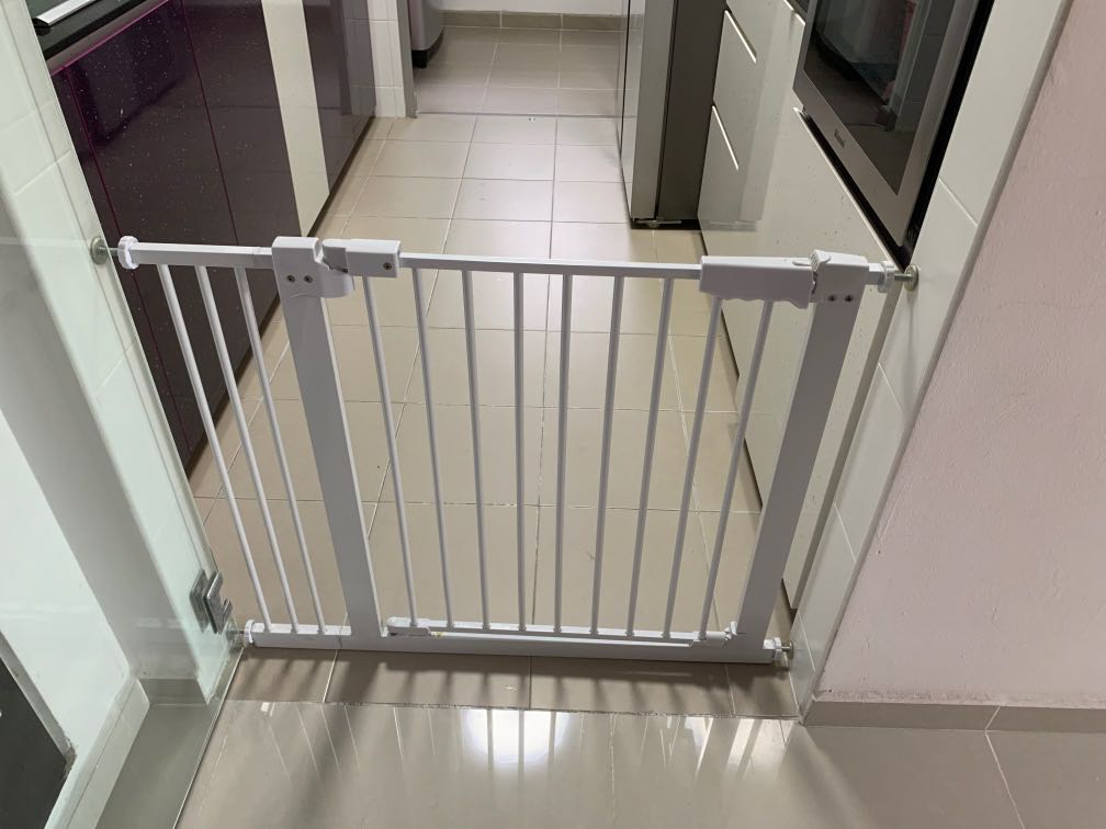 Safety gate 95cm to 80cm, Babies & Kids, Infant Playtime on Carousell
