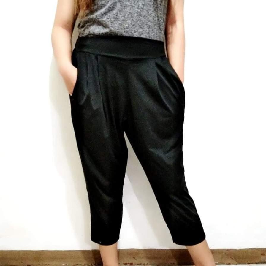Uniqlo Airism Cropped Black Pants Size 32-35, Women's Fashion