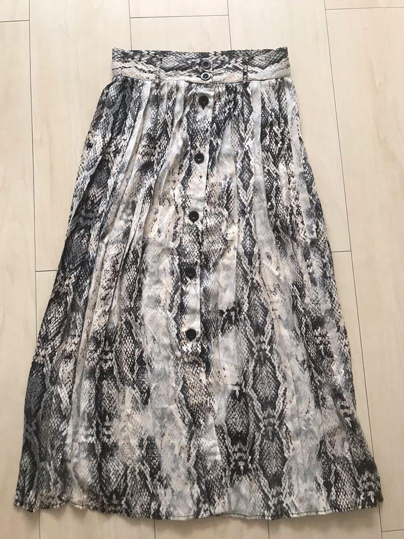 zara skirt (Category: Skirts) located in Quezon City. Submitted by donanuts (Listing ID 1073193383, Image 1). Description: rarely worn with belt light silky feels like new fixed price size xs-s 24-26 waistline.
