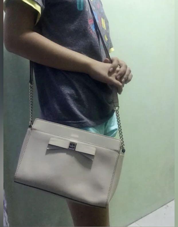 Kate spade beacon court Angelica crossbody bag. preloved, Women's Fashion,  Bags & Wallets, Cross-body Bags on Carousell