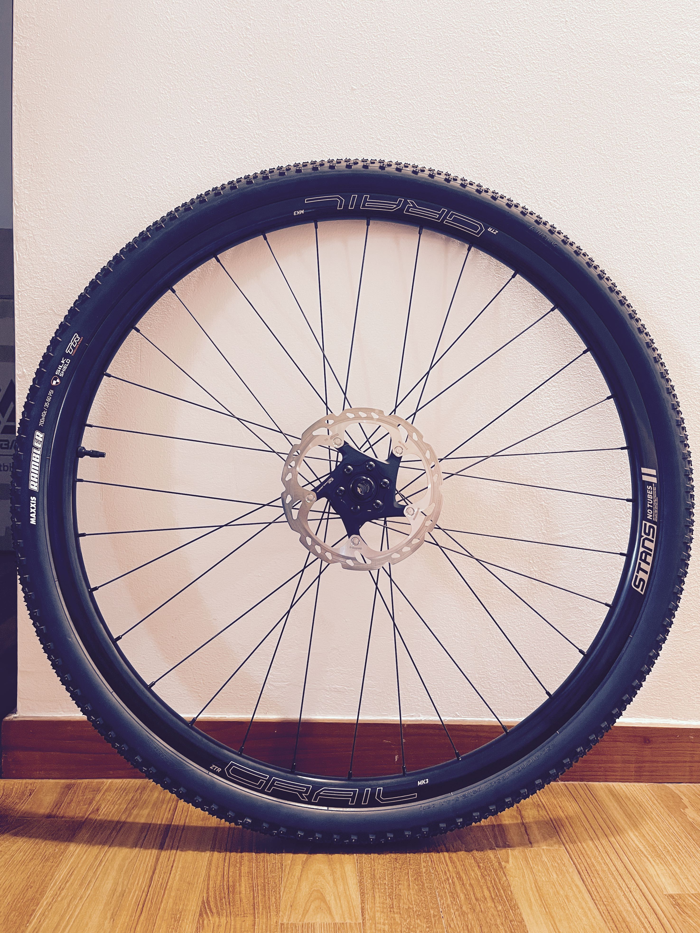 Like New Gravel Wheels Stans Grail MK 3 700 x40c Sports