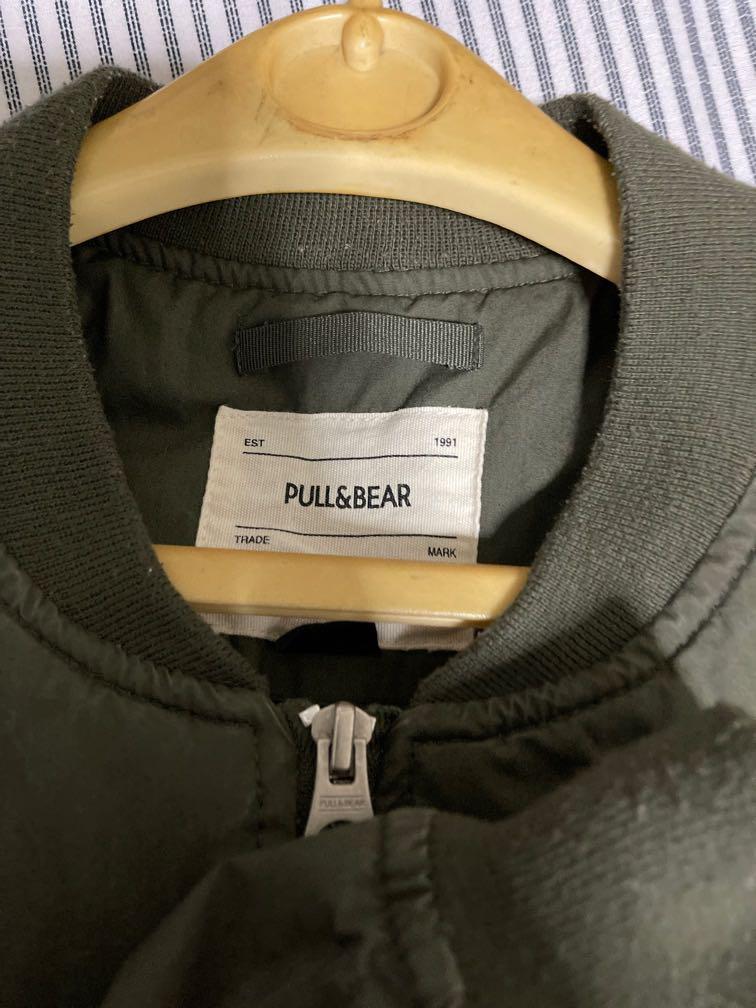 PULL & BEAR jacket (Category: Coats, Jackets and Outerwear) located in Singapore. Submitted by dangerousaddict (Listing ID 1073492411, Image 2). Description: military green puffing jacket? idrk how to call it but looks dope! worn only afew times to Genting but in 9/10 condition.