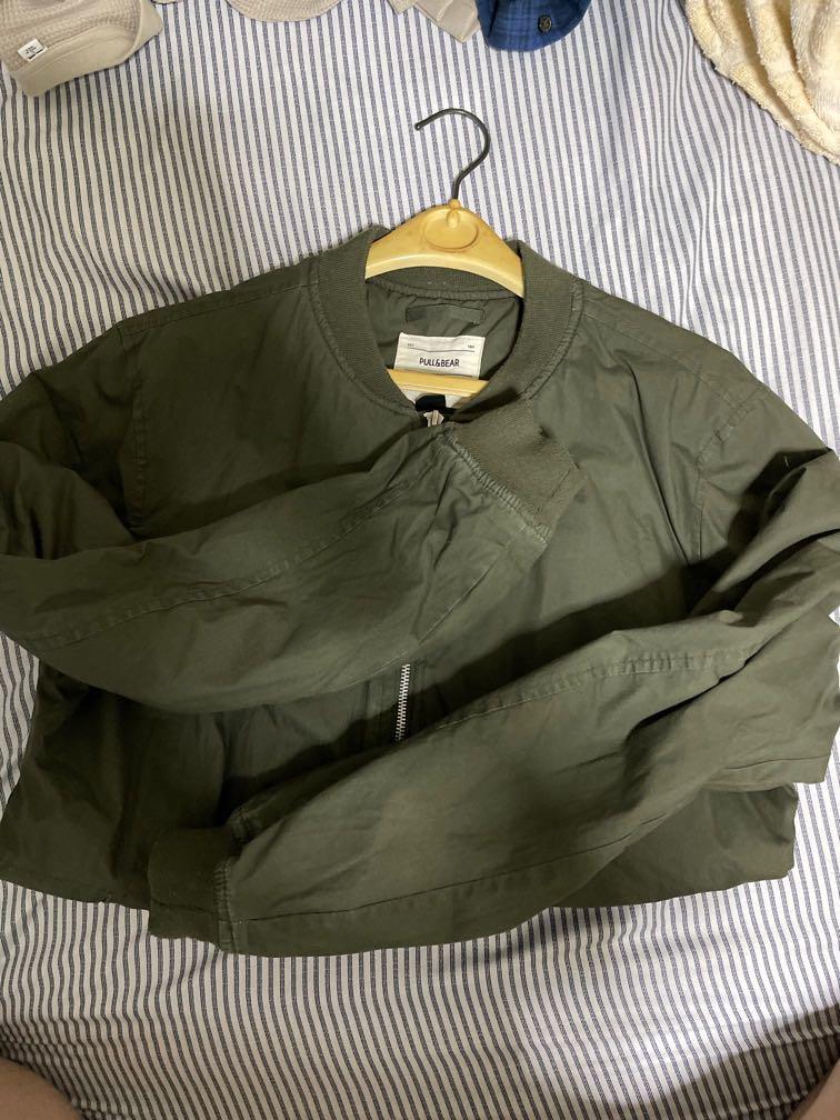 PULL & BEAR jacket (Category: Coats, Jackets and Outerwear) located in Singapore. Submitted by dangerousaddict (Listing ID 1073492411, Image 1). Description: military green puffing jacket? idrk how to call it but looks dope! worn only afew times to Genting but in 9/10 condition.