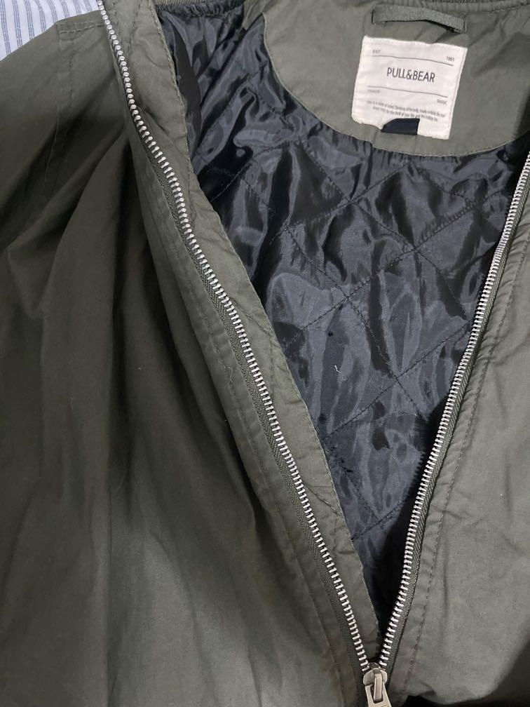 PULL & BEAR jacket (Category: Coats, Jackets and Outerwear) located in Singapore. Submitted by dangerousaddict (Listing ID 1073492411, Image 3). Description: military green puffing jacket? idrk how to call it but looks dope! worn only afew times to Genting but in 9/10 condition.