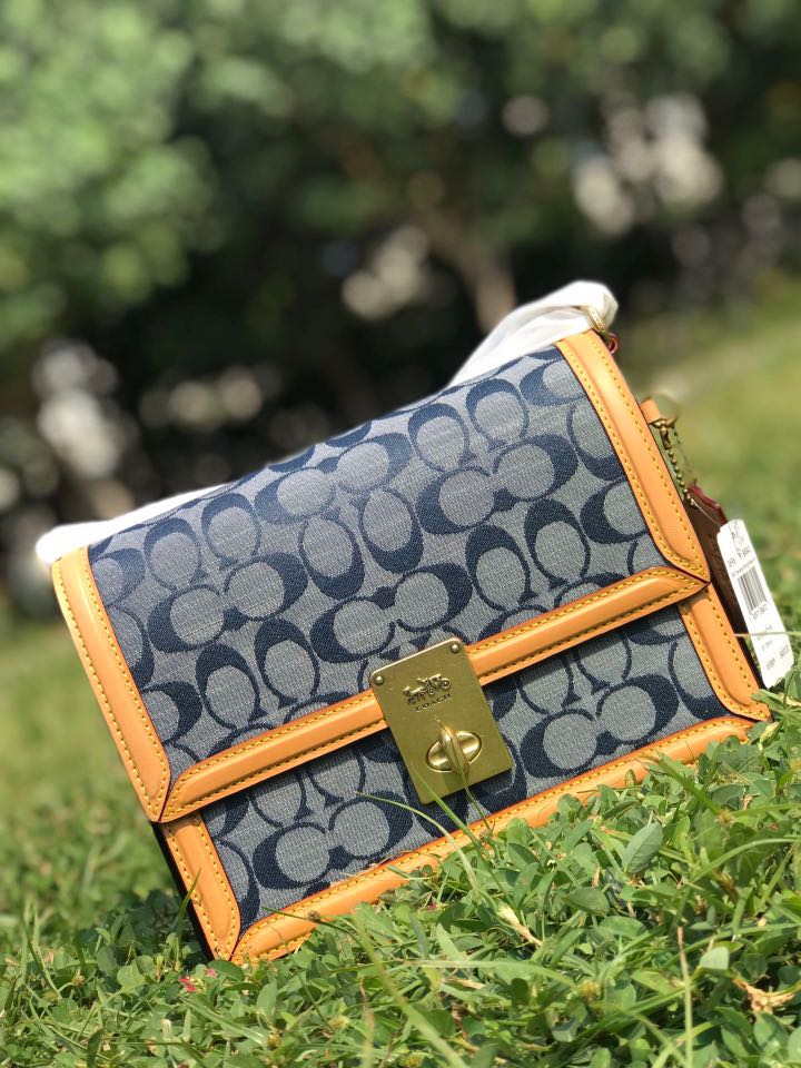 Coach hutton shoulder bag in signature chambray hotsell