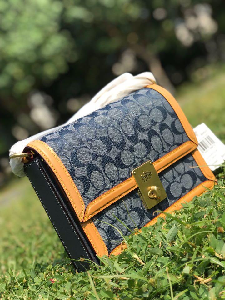 Coach hutton shoulder 2025 bag in signature chambray