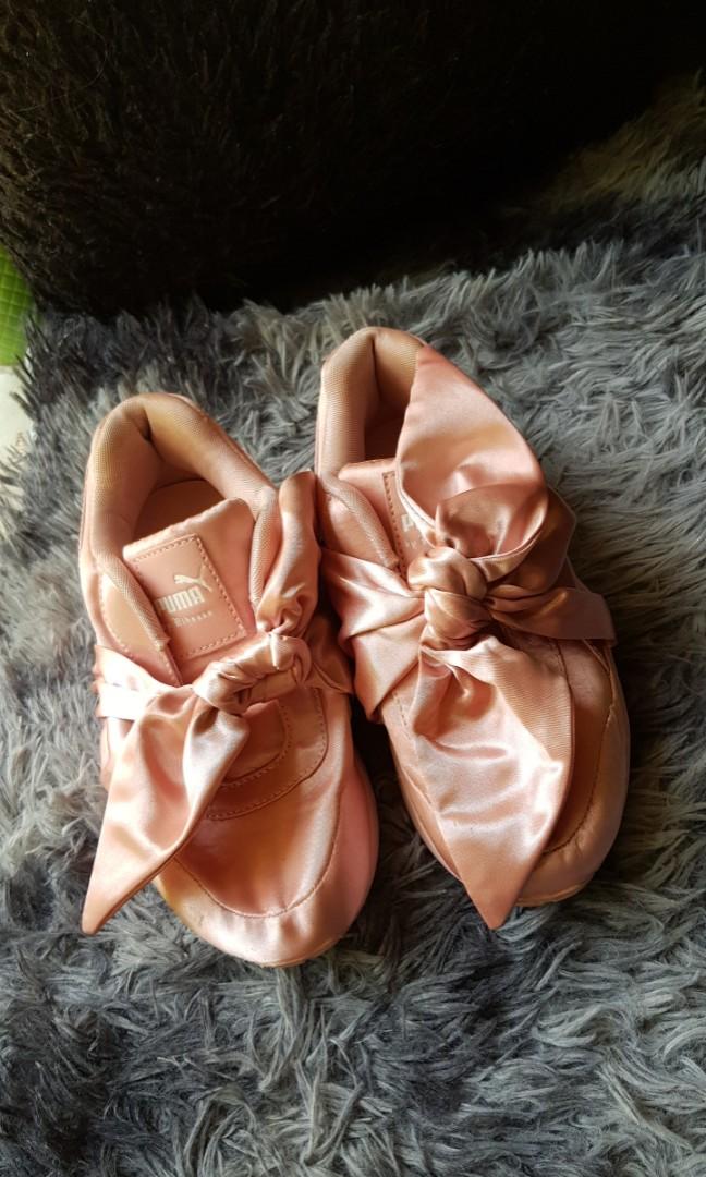 Mother of Pearl Henry Pearl Chain and Bow Tie Sneakers (Sneakers) IFCHIC.COM