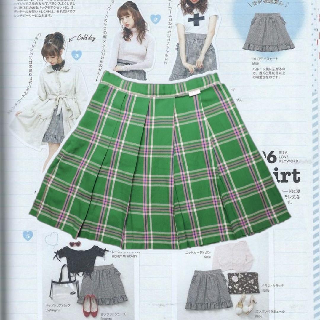 Green Pleated Skirt (Y2K, PREPPY) (Category: Skirts) located in Pasay City. Submitted by saskiane (Listing ID 1073738579, Image 1). Description: selling cause it doesn't fit really cute n nice. providing measurements layer.