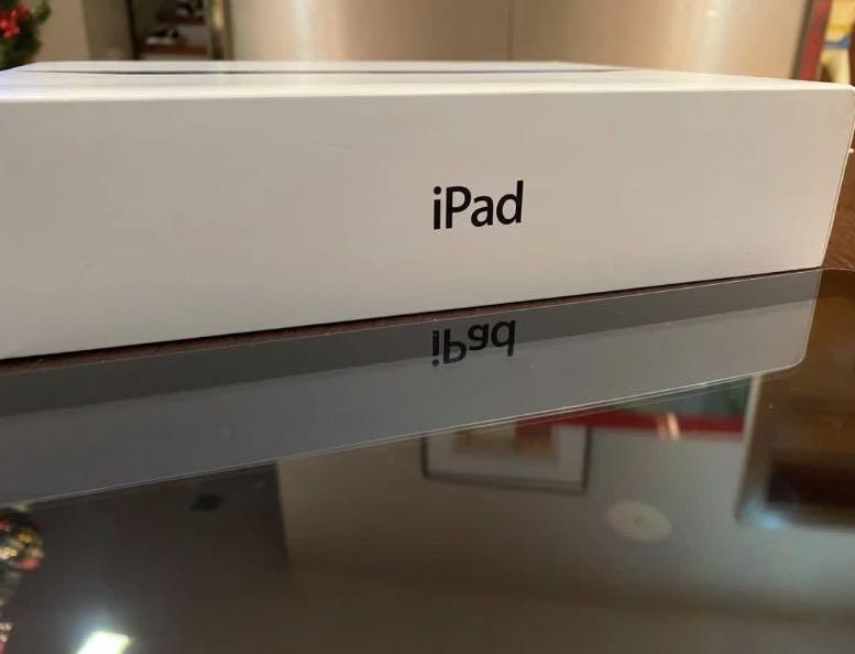 iPad 4 16gb (Category: iPad) located in Manila. Submitted by xuchesca (Listing ID 1073775069, Image 3). Description: iPad 4 16gb Silver WiFi only No major issues and no dents.