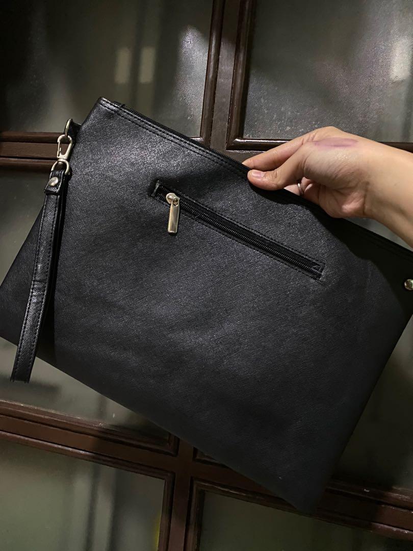 ENVELOPE POUCH (Category: Purses & Pouches) located in Makati City. Submitted by clothique.ph (Listing ID 1073885651, Image 2). Description: ENVELOPE POUCH SAFIANO LEATHER 2 WAY PURPOSE NO FLAWS GOOD CONDITION MINIMAL SIGNS OF USAGE AGAIN PRELOVED PM ME IF INTERESTED HAPPY SHOPPING ❤️❤️.