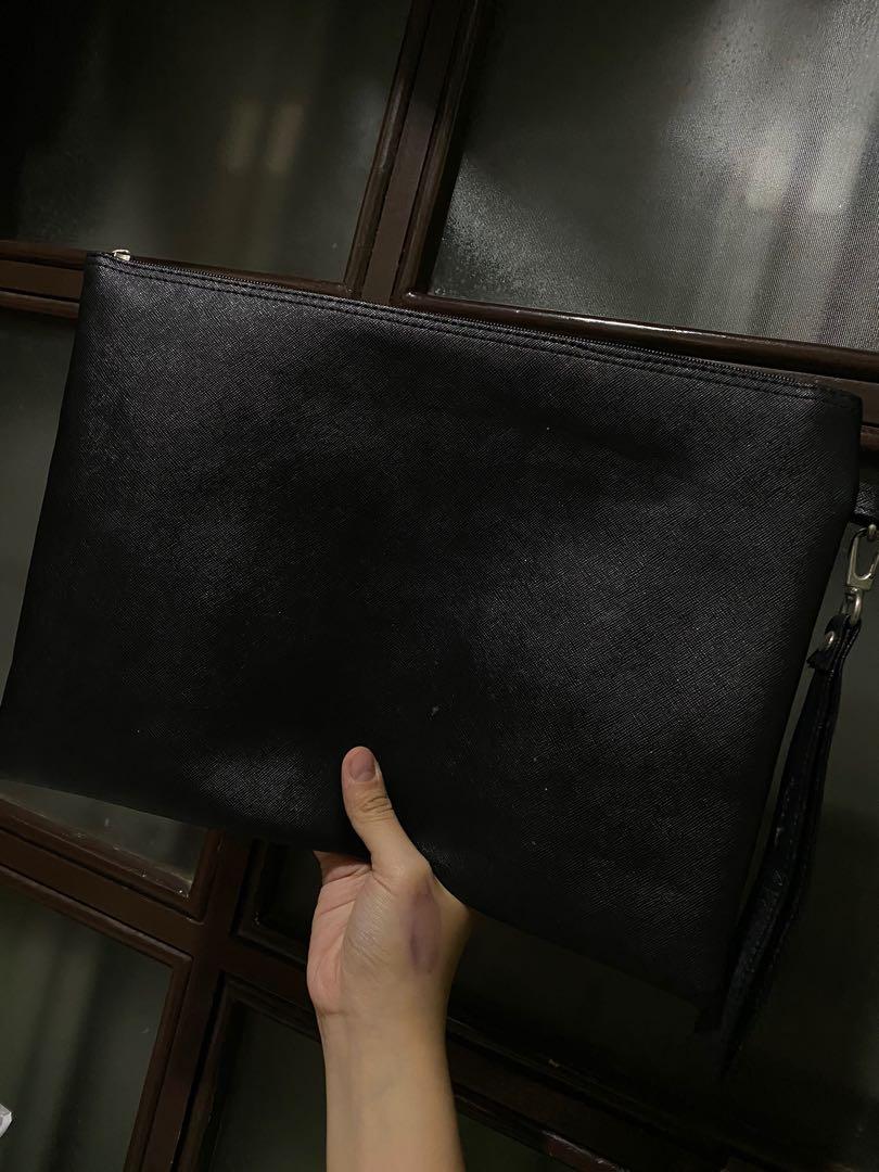 ENVELOPE POUCH (Category: Purses & Pouches) located in Makati City. Submitted by clothique.ph (Listing ID 1073885651, Image 1). Description: ENVELOPE POUCH SAFIANO LEATHER 2 WAY PURPOSE NO FLAWS GOOD CONDITION MINIMAL SIGNS OF USAGE AGAIN PRELOVED PM ME IF INTERESTED HAPPY SHOPPING ❤️❤️.