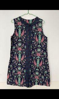 Outer Batik Navy cuttingan nya bikin slim