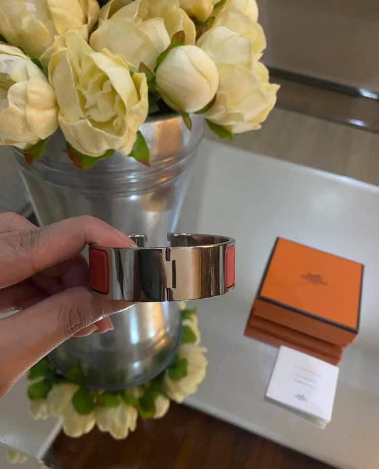 97% NEW HERMES H CLIC CLAC WIDE (Category: Luxury Accessories) located in Taguig. Submitted by sweetluxuryph (Listing ID 1074192391, Image 3). Description: 97% NEW HERMES H CLIC CLAC WIDE 28,000 Framboise -designer colour Iconic H enamel bangle Palladium hardware PM size, 7.5" circumference 1" wide, 2.25" diameter Gently used, mint condition Comes w/ booklet & box DISCLAIMER: We are not affiliated with any of the brands featured. All copyrights r