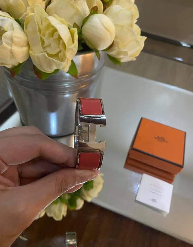 97% NEW HERMES H CLIC CLAC WIDE (Category: Luxury Accessories) located in Taguig. Submitted by sweetluxuryph (Listing ID 1074192391, Image 2). Description: 97% NEW HERMES H CLIC CLAC WIDE 28,000 Framboise -designer colour Iconic H enamel bangle Palladium hardware PM size, 7.5" circumference 1" wide, 2.25" diameter Gently used, mint condition Comes w/ booklet & box DISCLAIMER: We are not affiliated with any of the brands featured. All copyrights r