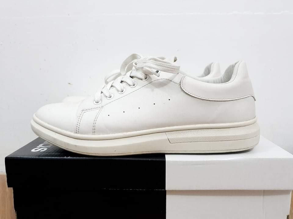 Bench White Sneakers Size 9 (Category: Sneakers) located in Meycauayan. Submitted by b.declutters (Listing ID 1074192283, Image 2). Description: Decluttering my partners Shoes. in very good condition.