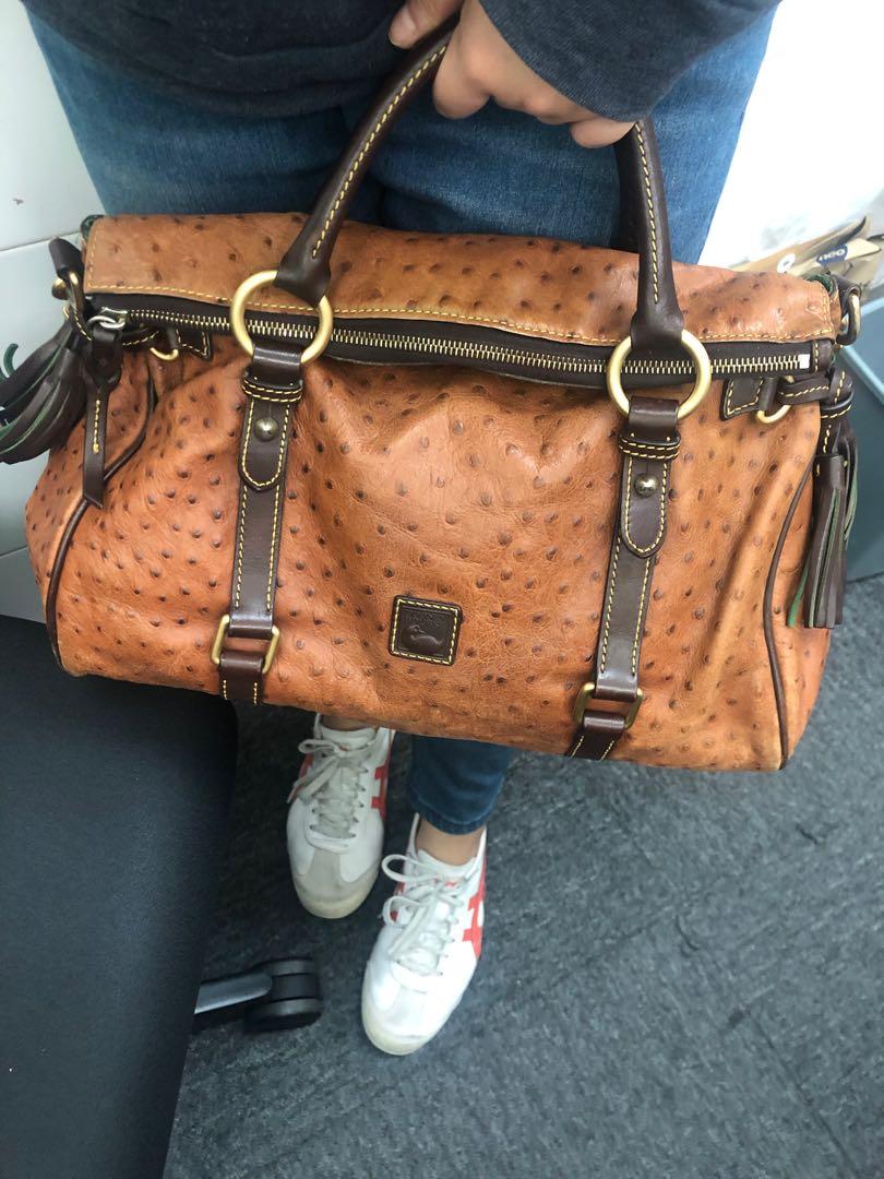 Dooney & Bourke Florentine Medium Bag （分類：手袋及銀包）位於 Hong Kong。 由 rita0403 提交（商品編號 1074099308，圖片 2）。簡介： 美國local 小資女品牌 袋款特別 高質皮感 罕有特別駝鳥皮紋 從來唔會係街同人撞袋 70%new 有vintage 感覺 因為收藏左一排 皮有小小皺 但只係後面 撐返一段時間就會好 底邊邊位有啲甩色 但無減整體觀感 間隔好實用 有小格 有chain 扣住重要野 後面d 圖為同款唔同色參考圖 apx. size 38cmW x 29cmH 原價 438美金 購自美國 有塵袋。