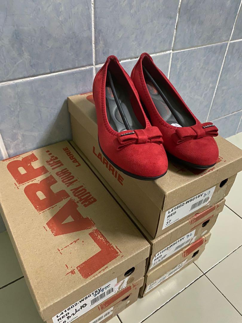Larrie Women Red Flat wedges shoes authentic , Women's Fashion, Footwear,  Flats on Carousell