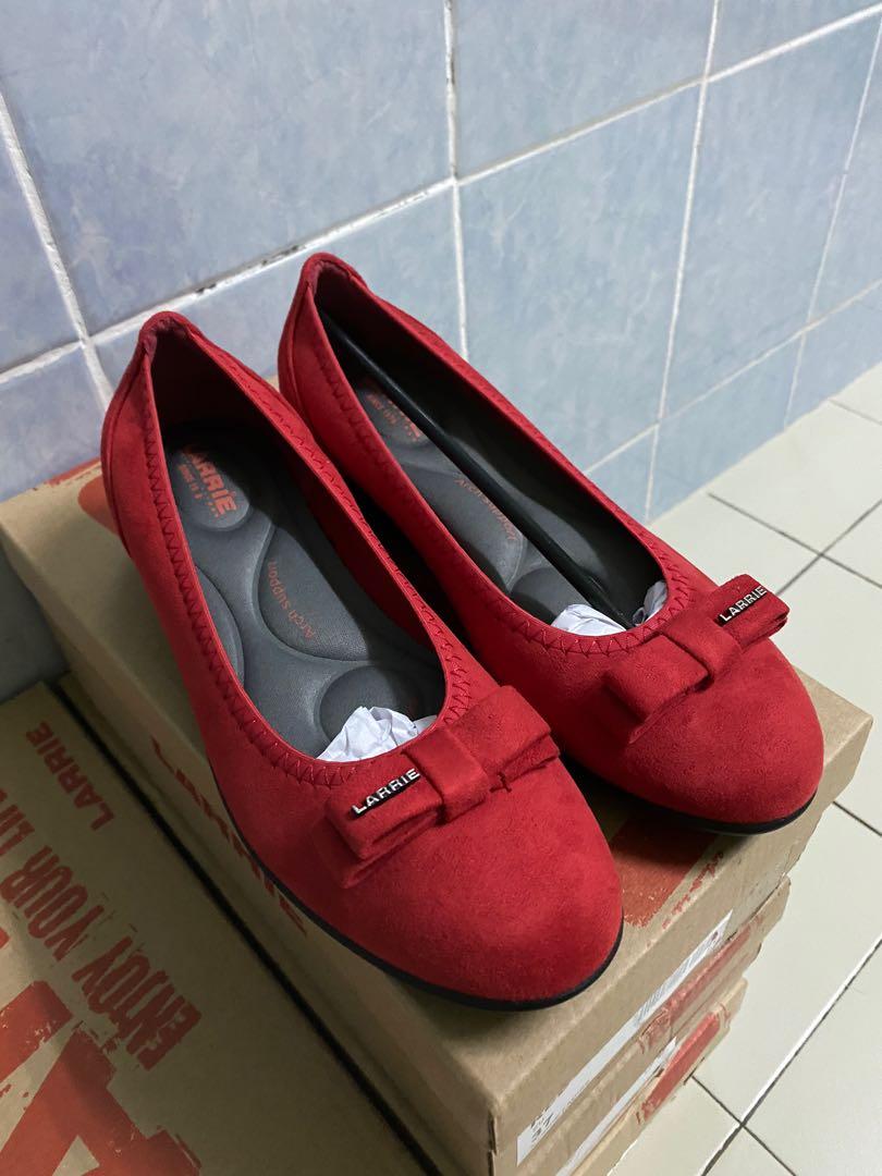 Larrie Women Red Flat wedges shoes authentic , Women's Fashion, Footwear,  Flats on Carousell