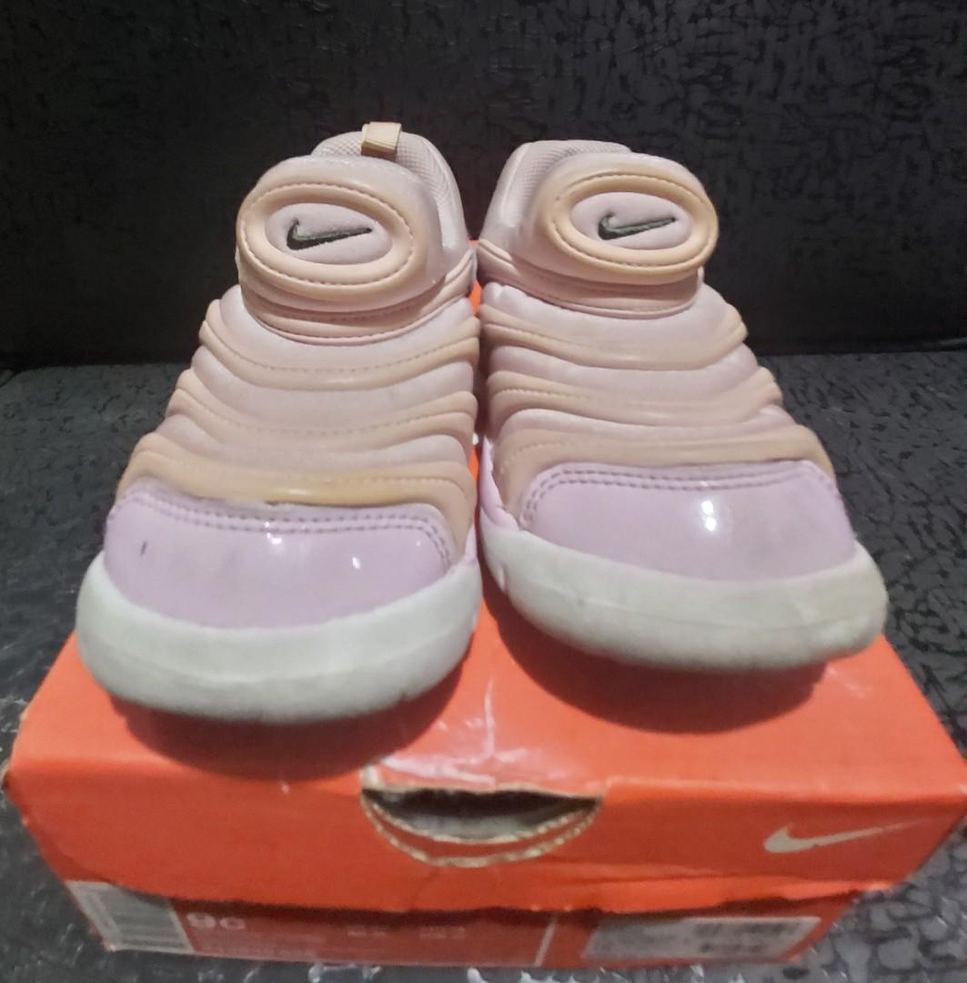 NIKE dynamo (Category: Babies & Kids Fashion) located in Quezon City. Submitted by cyee28 (Listing ID 1074219108, Image 2). Description: Nike Dynamo US9 Pink 💯Original with box 🤩Vguc item needs cleaning only 😍Fits 3-4y/o.