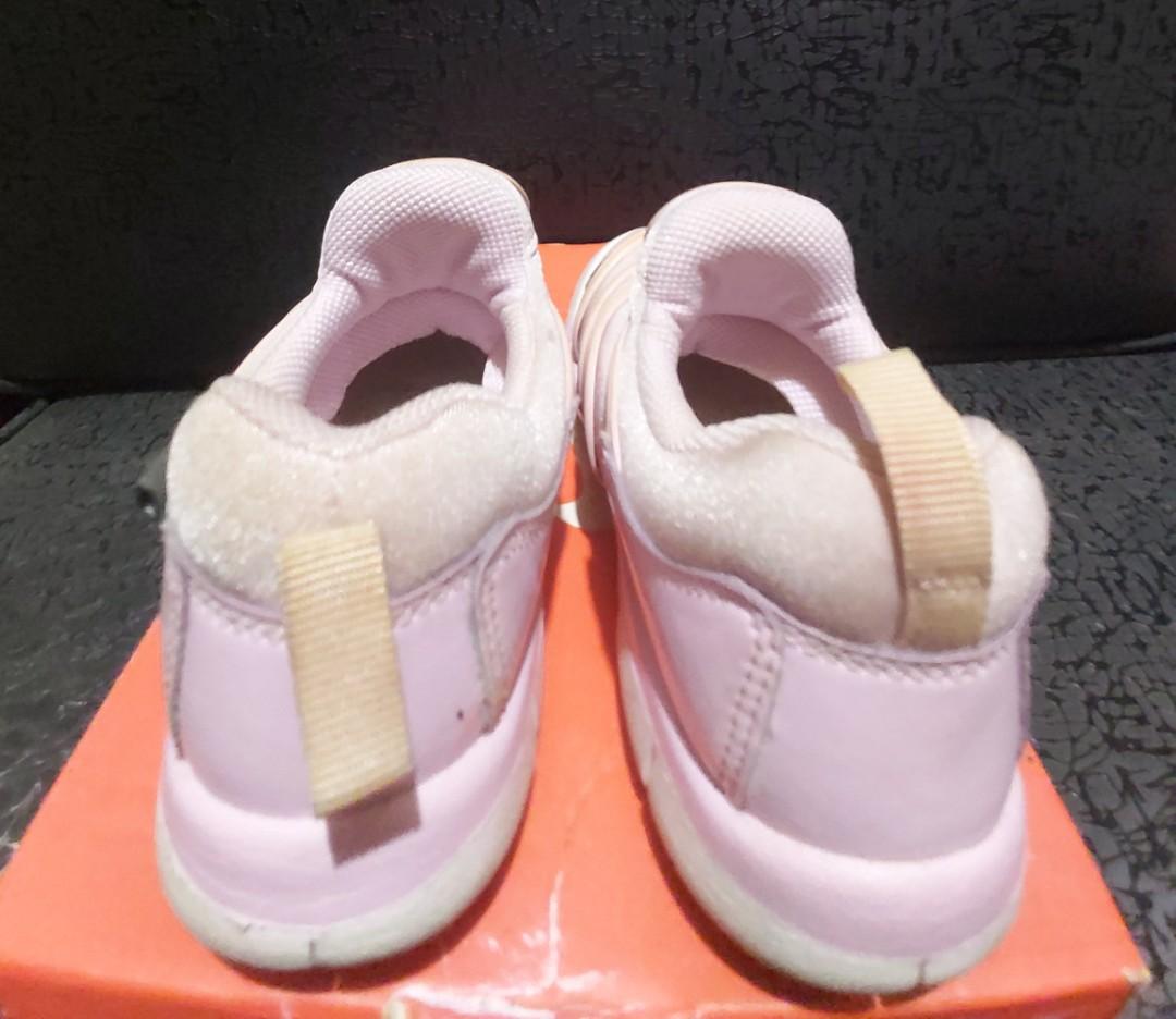 NIKE dynamo (Category: Babies & Kids Fashion) located in Quezon City. Submitted by cyee28 (Listing ID 1074219108, Image 3). Description: Nike Dynamo US9 Pink 💯Original with box 🤩Vguc item needs cleaning only 😍Fits 3-4y/o.
