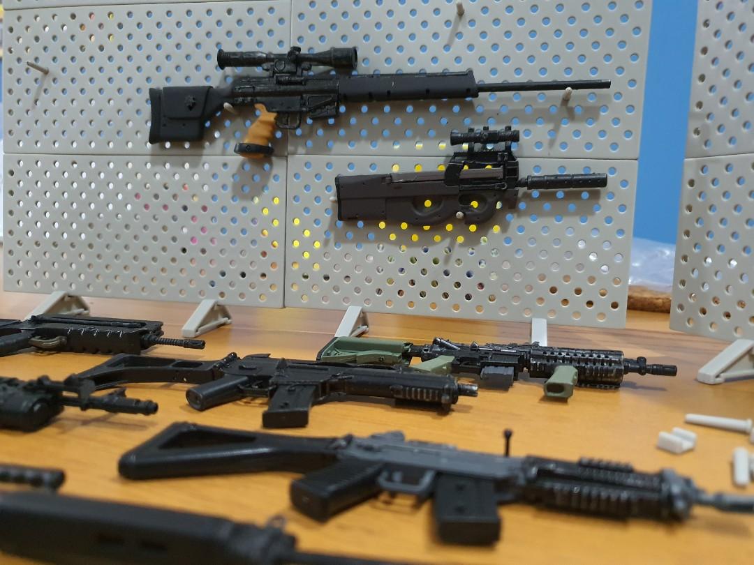 8 x Miniature 1/6 Scale Guns with Gun Rack to Display them, Hobbies ...