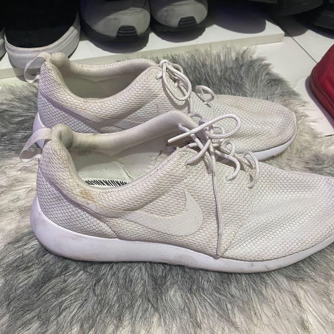roshe run triple white