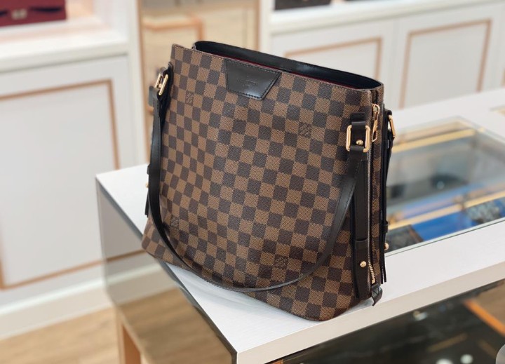 Good cond masi keker Louis Vuitton rivington damier 2011, Barang Mewah, Tas  & Dompet di Carousell