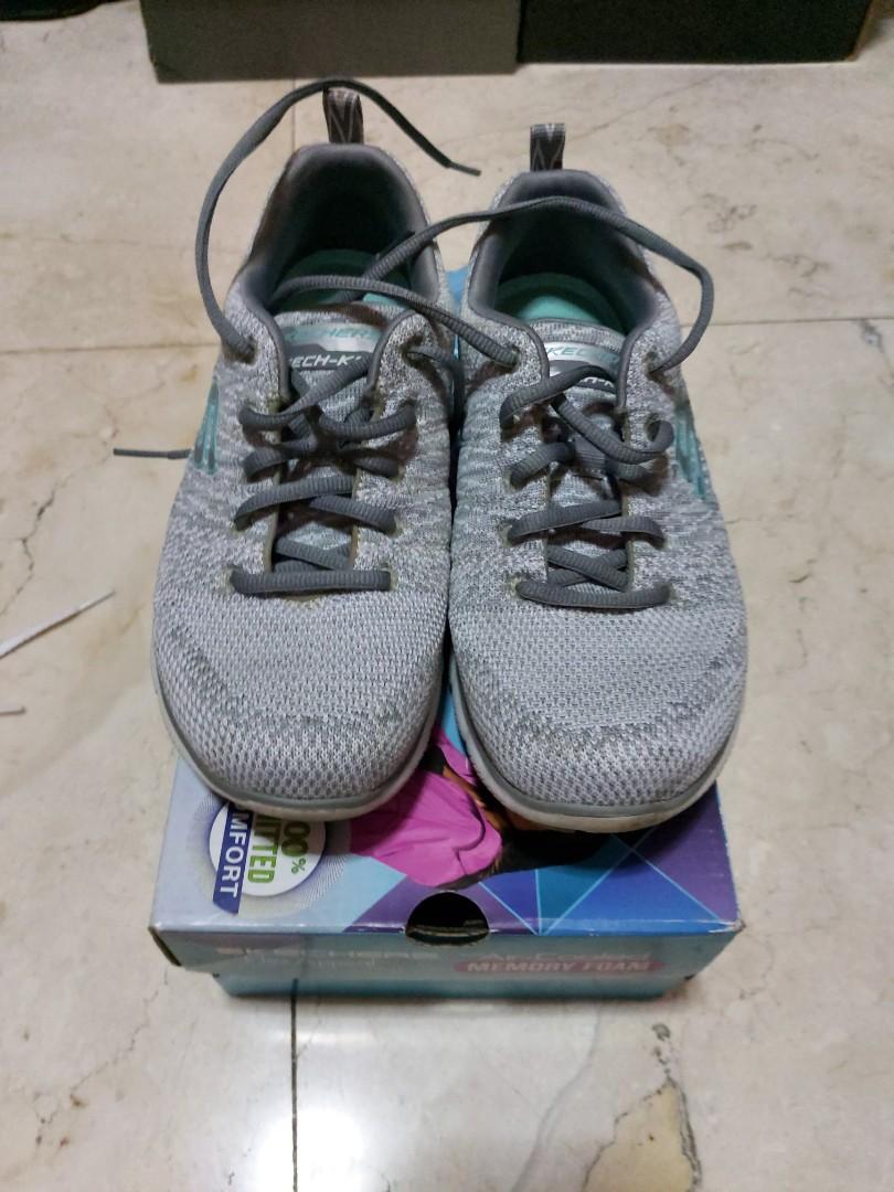 Sepatu skechers abu