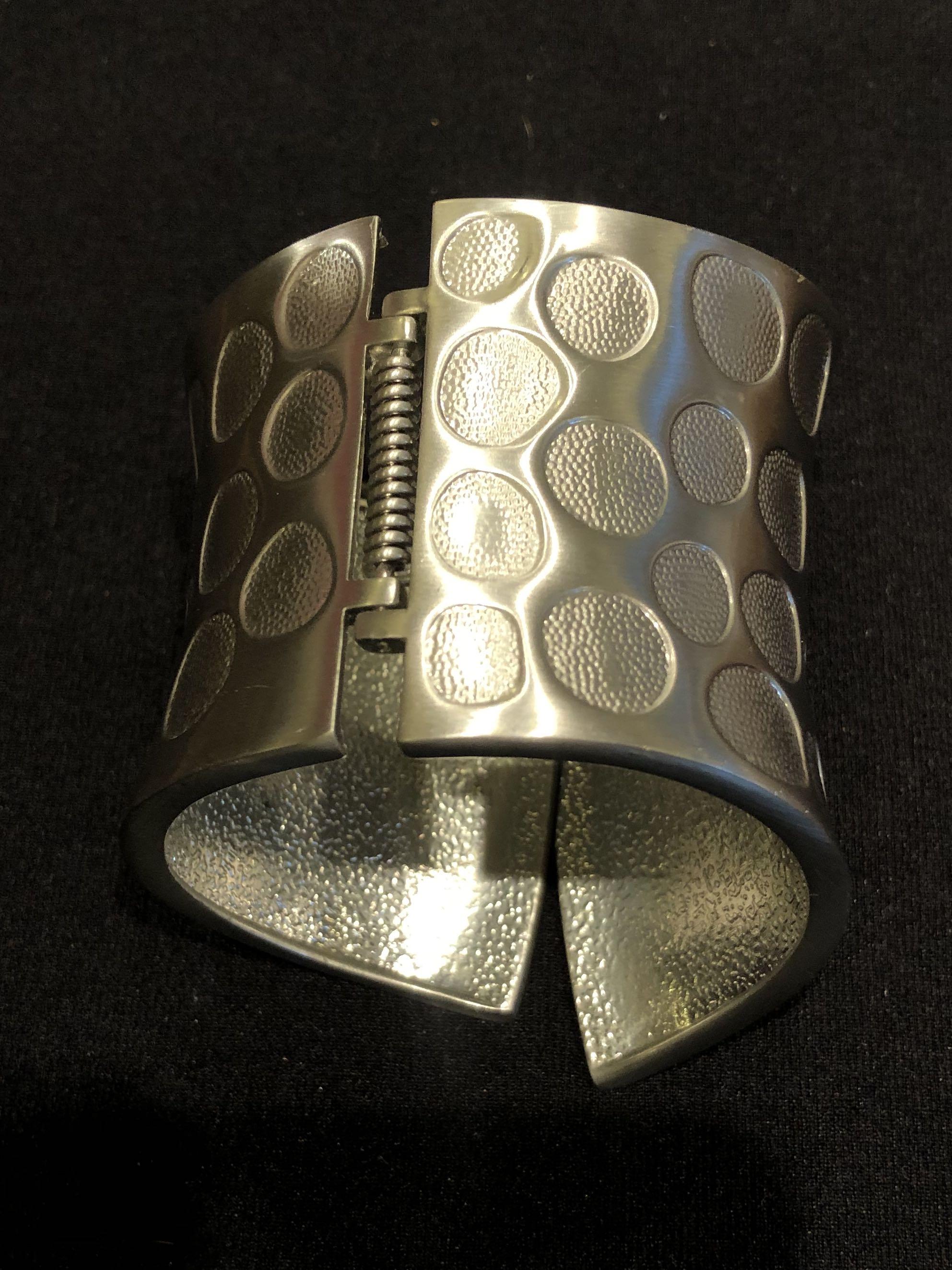 Chunky geometric silver bangle (Category: Bracelets) located in Paranaque City. Submitted by julfz (Listing ID 1080680829, Image 3). Description: .