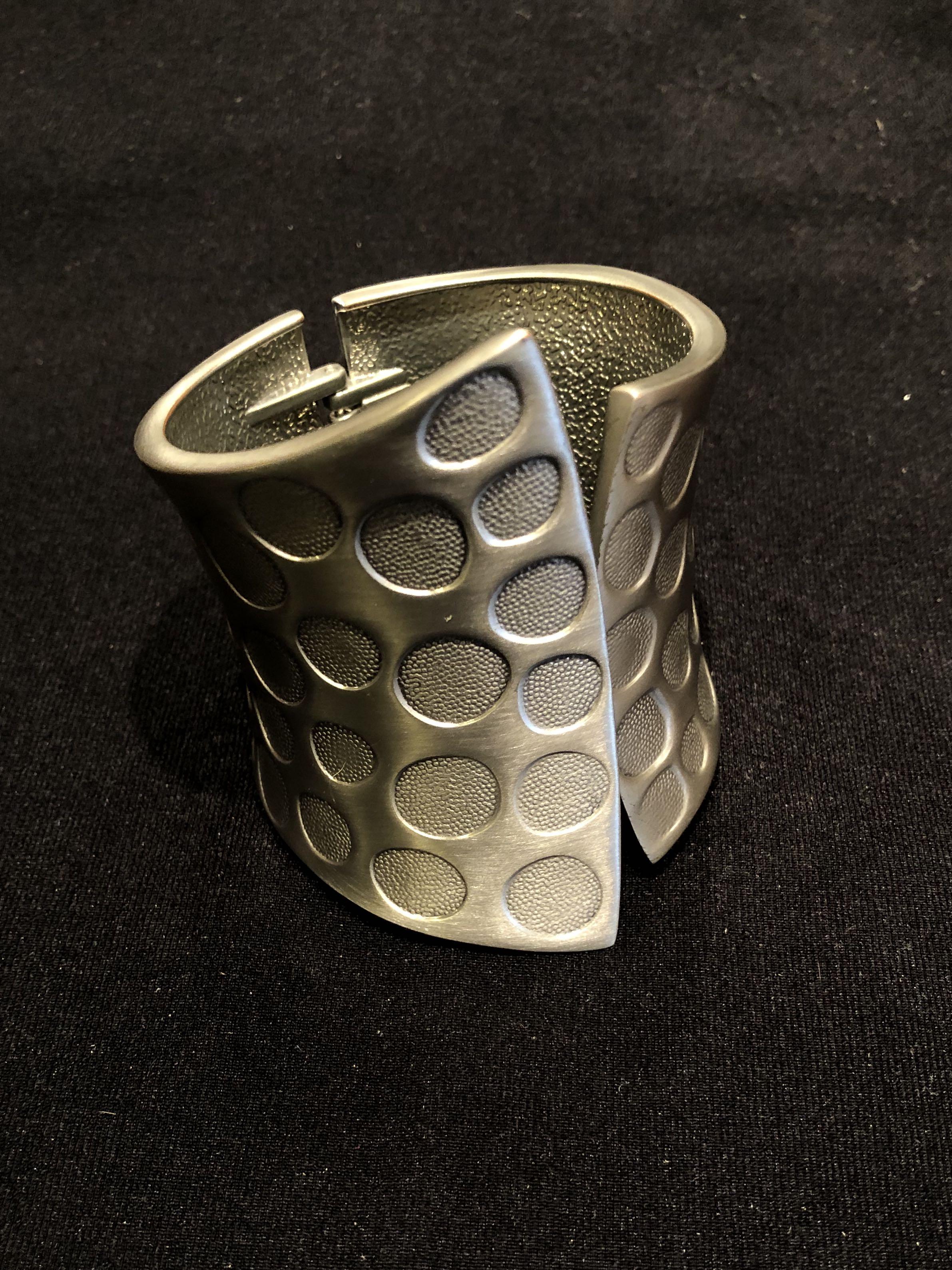 Chunky geometric silver bangle (Category: Bracelets) located in Paranaque City. Submitted by julfz (Listing ID 1080680829, Image 1). Description: .