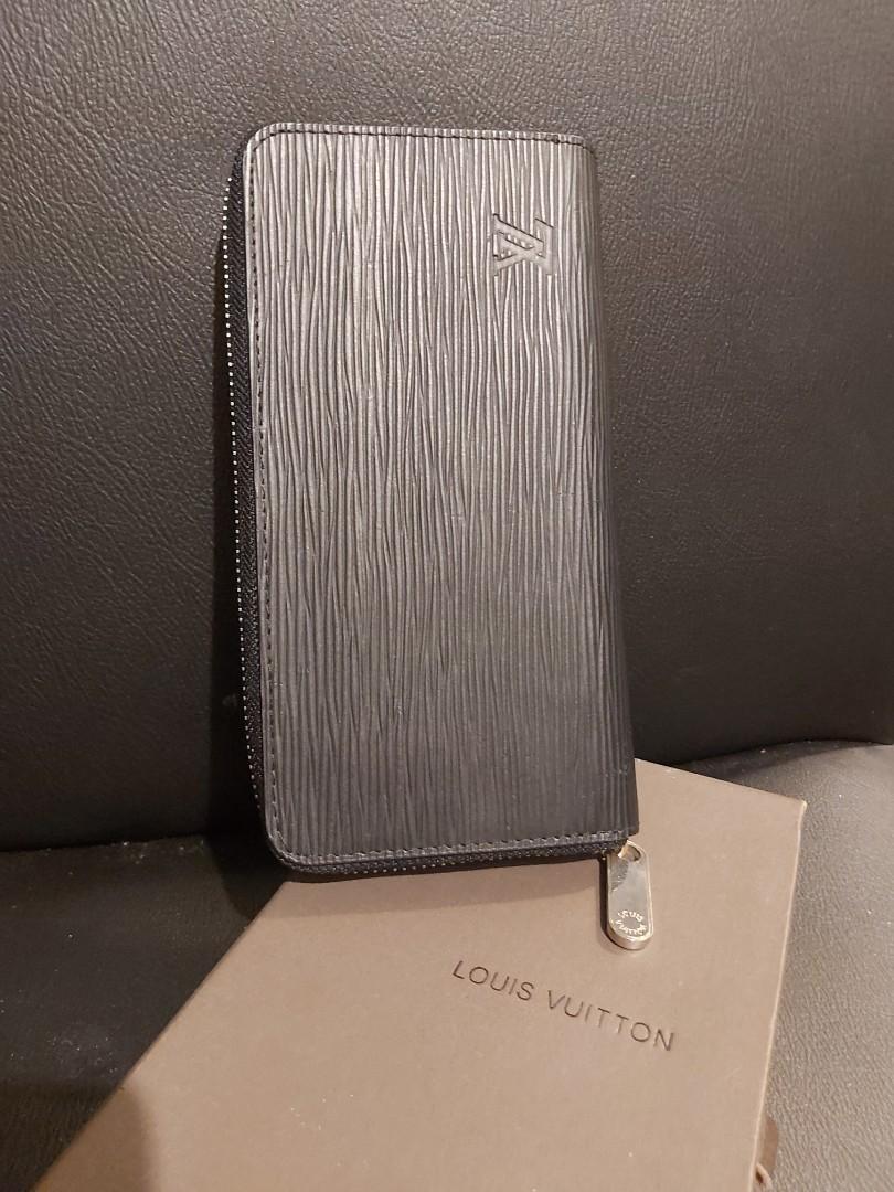 May personal things (Category: Wallets & Card holders) located in Manila. Submitted by think2x (Listing ID 1080740673, Image 1). Description: long wallet nice good as new sf payed by buyers.